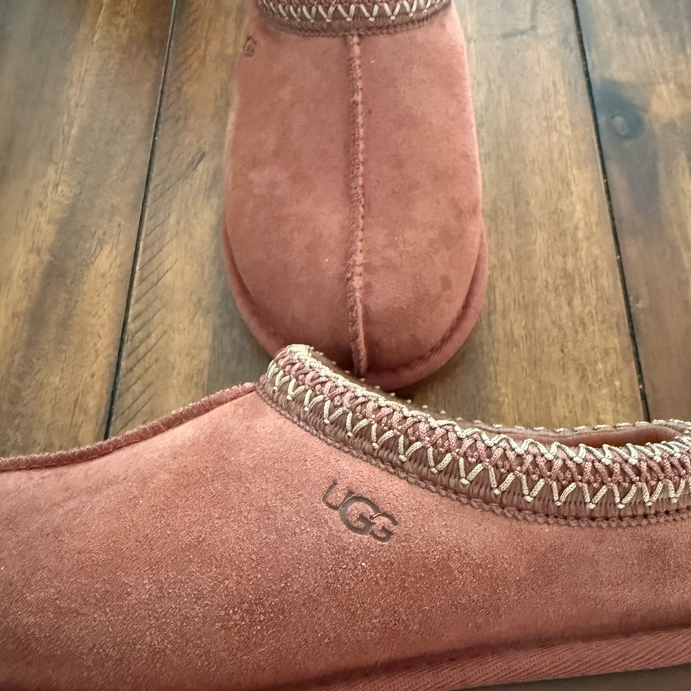 UGG  limited edition Suede Slippers with Plush Comfort maroonish color❤️❤️💕🩷